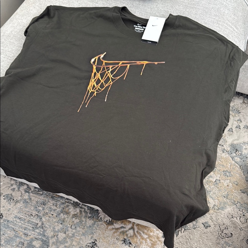 Nike Men's Black T-Shirt with Gold Graphic